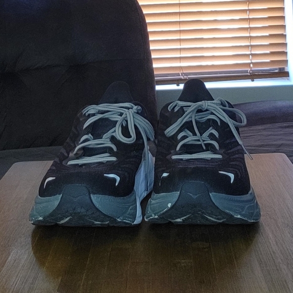 Hoka One One Men's Black and White Arahi 6 - removable insoles not included* - Picture 6 of 8